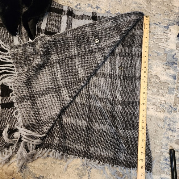 NWT Soft Surroundings Wool Alpaca Blend Black Grey Plaid Poncho Faux Fur Collar - Picture 4 of 16